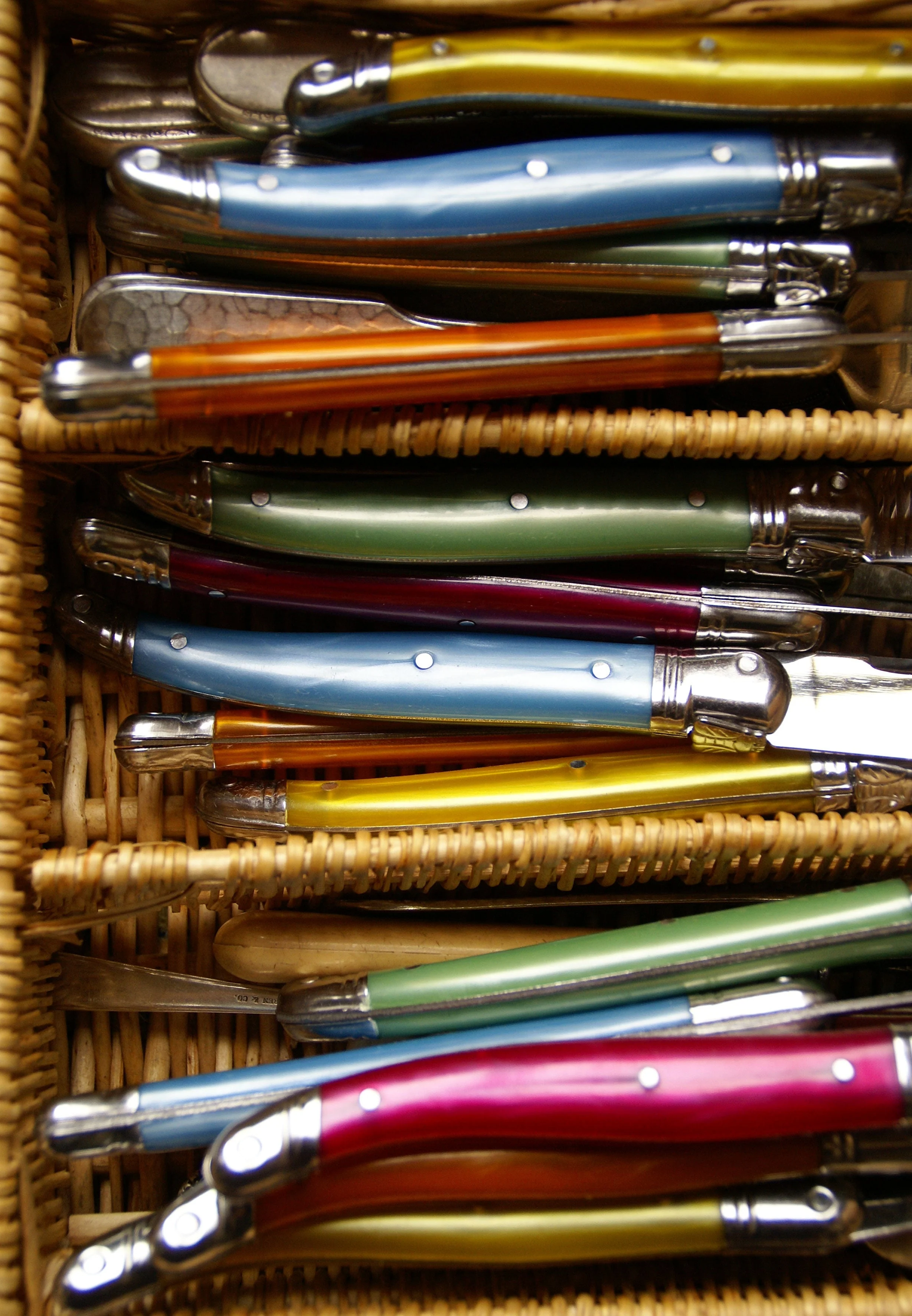 Laguiole 6 Piece Steak Knife Set, Rainbow in Wood Box with Acrylic Lid - Image 5